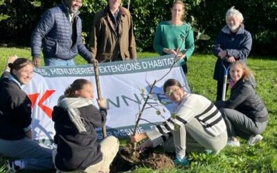 Les élèves plantent une quarantaine d’arbres dans la mini forêt du lycée grâce à un don d’une association