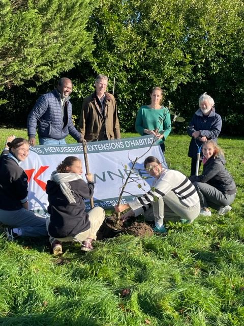 Les élèves plantent une quarantaine d’arbres dans la mini forêt du lycée grâce à un don d’une association